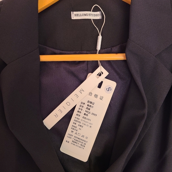 Black Suit- Hellomi Studio - Picture 6 of 7